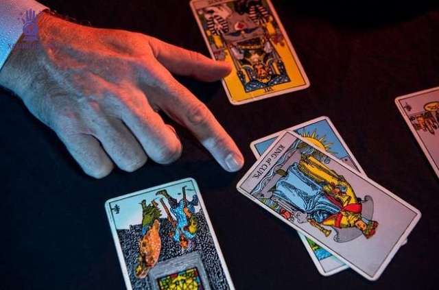 Tarot là một công cụ bói toán phổ biến được sử dụng để giải đáp những câu hỏi về tình yêu